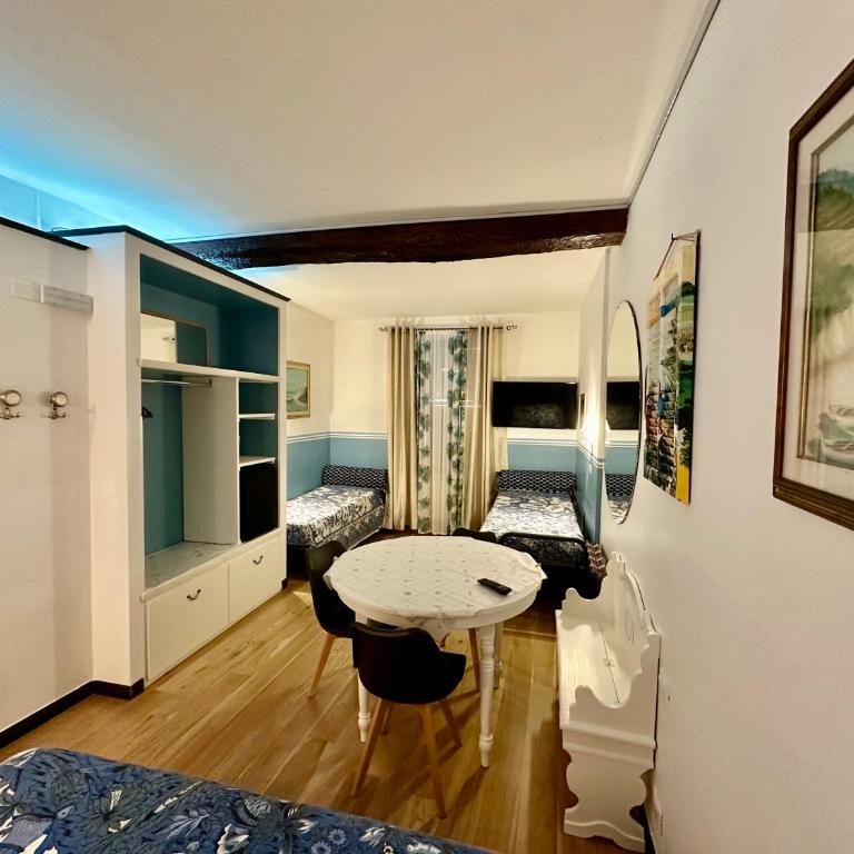 The Vernazza Main Plaza - Rooms & Suites - Quadruple Room with Sea View - 10