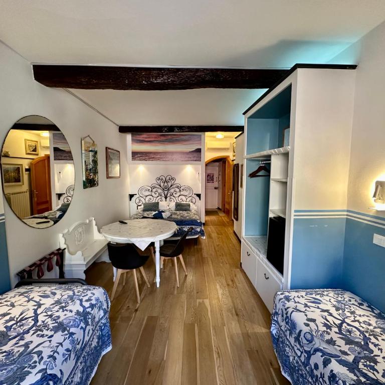 The Vernazza Main Plaza - Rooms & Suites - Quadruple Room with Sea View - 7
