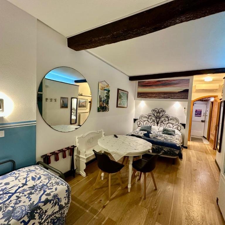 The Vernazza Main Plaza - Rooms & Suites - Quadruple Room with Sea View - 14