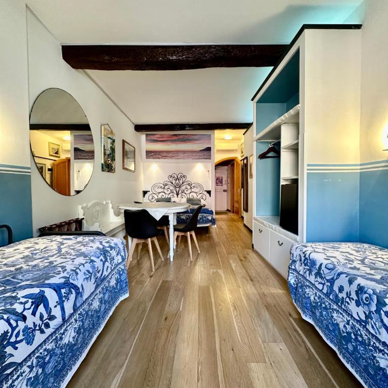 The Vernazza Main Plaza - Rooms & Suites - Quadruple Room with Sea View - 17