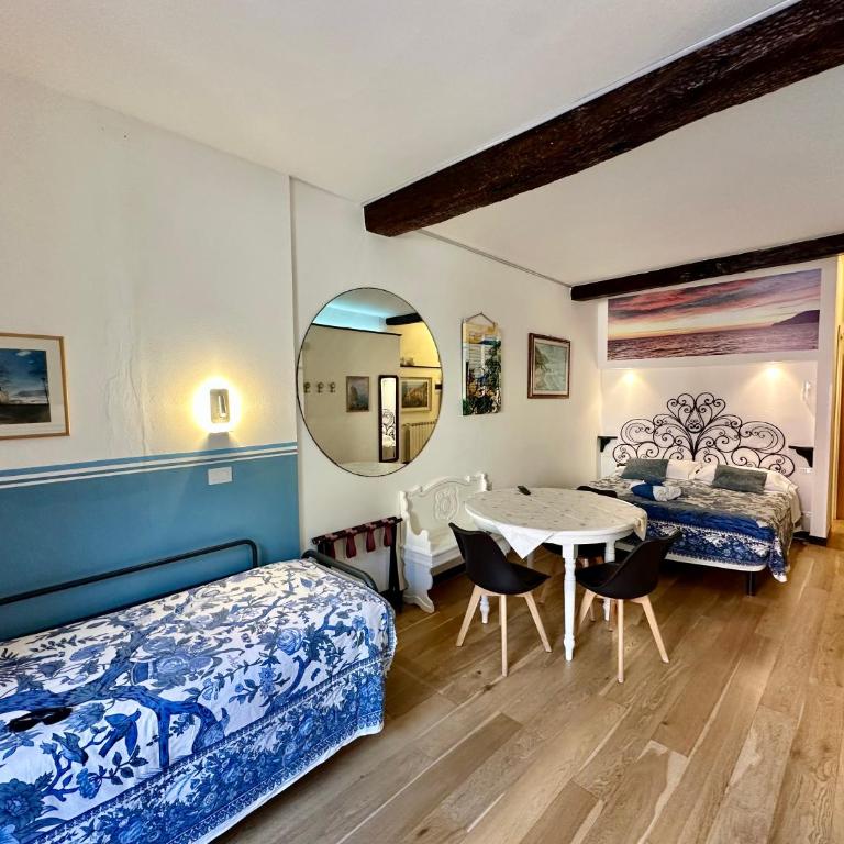 The Vernazza Main Plaza - Rooms & Suites - Quadruple Room with Sea View - 23