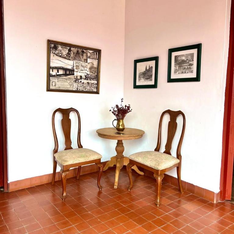 Colonial house next to the park and Madre Laura - Five-Bedroom House - 9