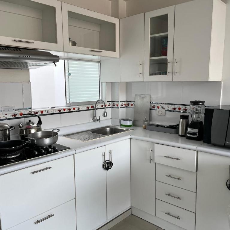 Apartamento moderno a 5 minutos de Plaza Norte - Three-Bedroom Apartment - 3