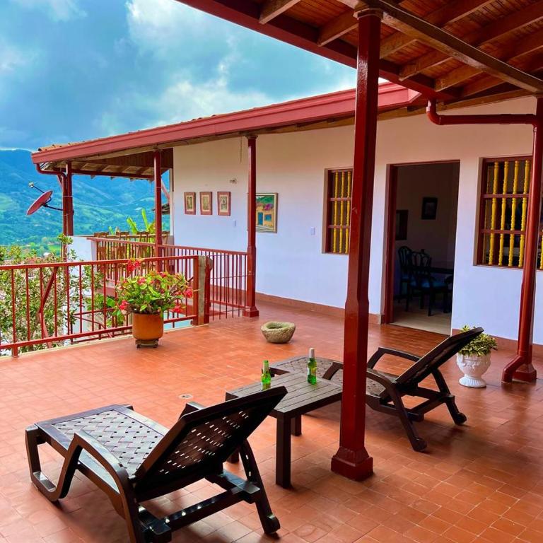 Colonial house next to the park and Madre Laura - Five-Bedroom House - 11