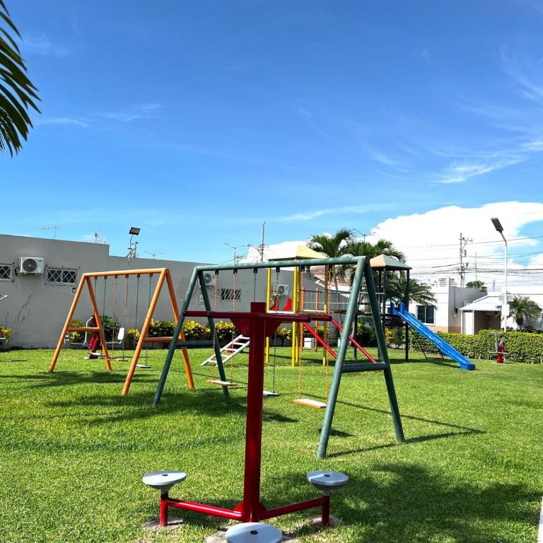 Casa privada con piscina cerca de la playa salinas - Three-Bedroom House - 4