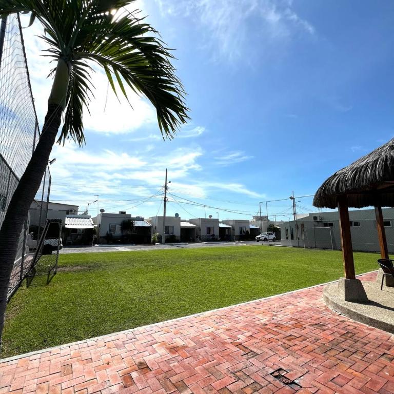 Casa privada con piscina cerca de la playa salinas - Three-Bedroom House - 17