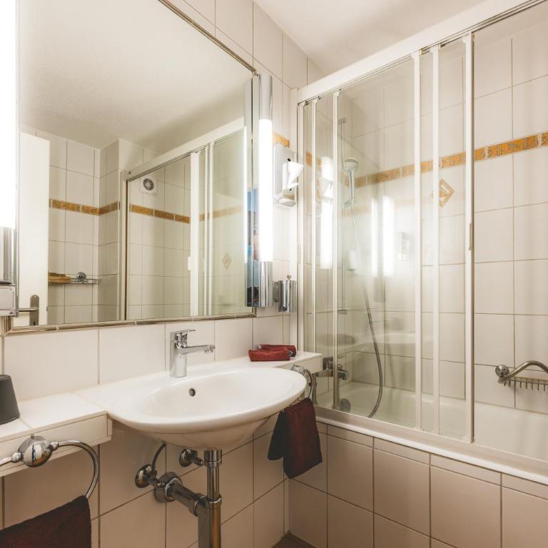 Hotel Alfa Superieur - Leukerbad-Therme - Doppelzimmer mit Zugang zum Spa und Seilbahnnutzung - 9