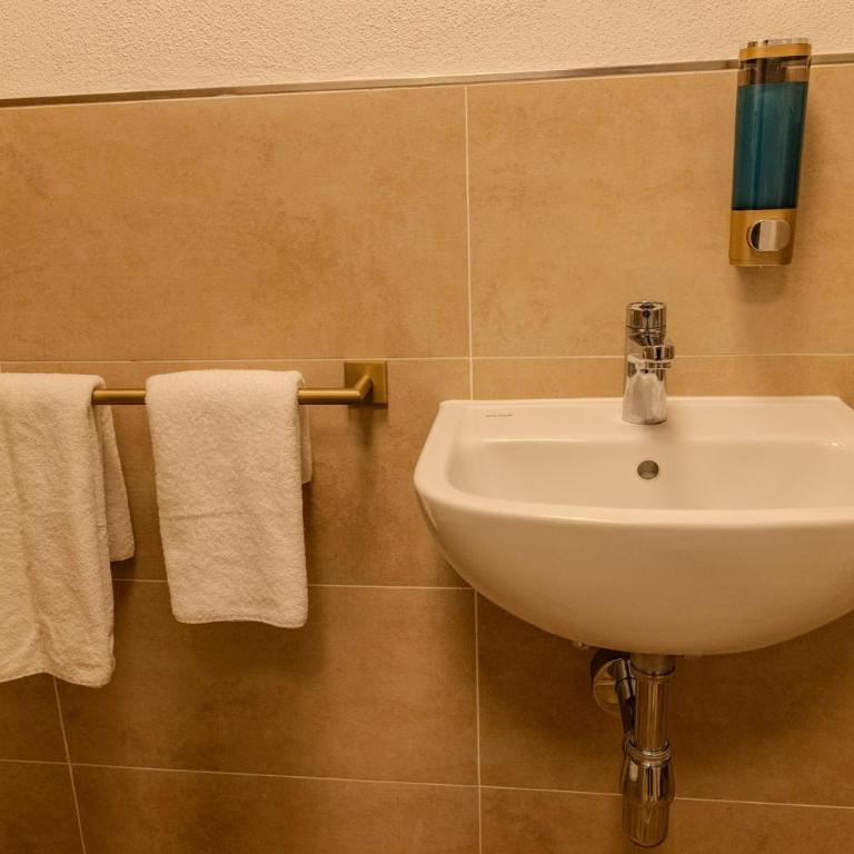 Chaplin - Camera Doppia con Letti Singoli con Bagno Privato - 11