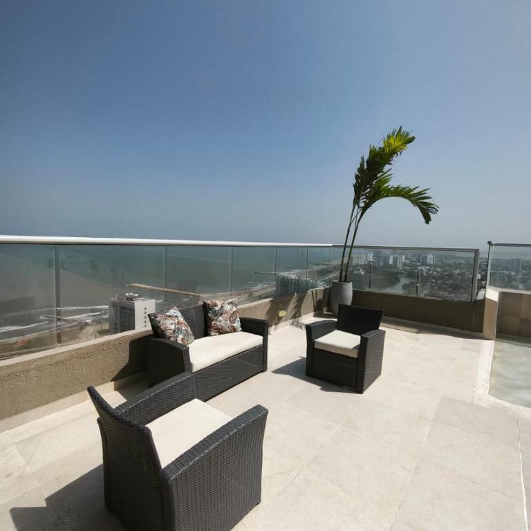 Spacious Flat with stunning Views Great Location - Apartment - 16