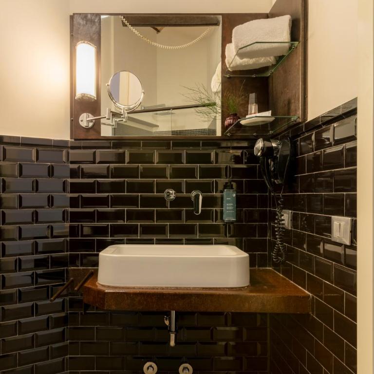 Hotel La Rovere - Standard Design-Doppel- oder Zweibettzimmer mit hohem Fenster - 8