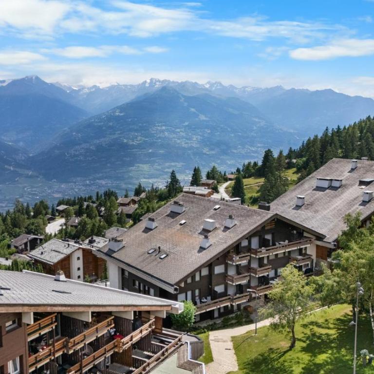 Sagittaire T06 sur la place du village a Anzere avec vue sur les Alpes - Apartment - 33