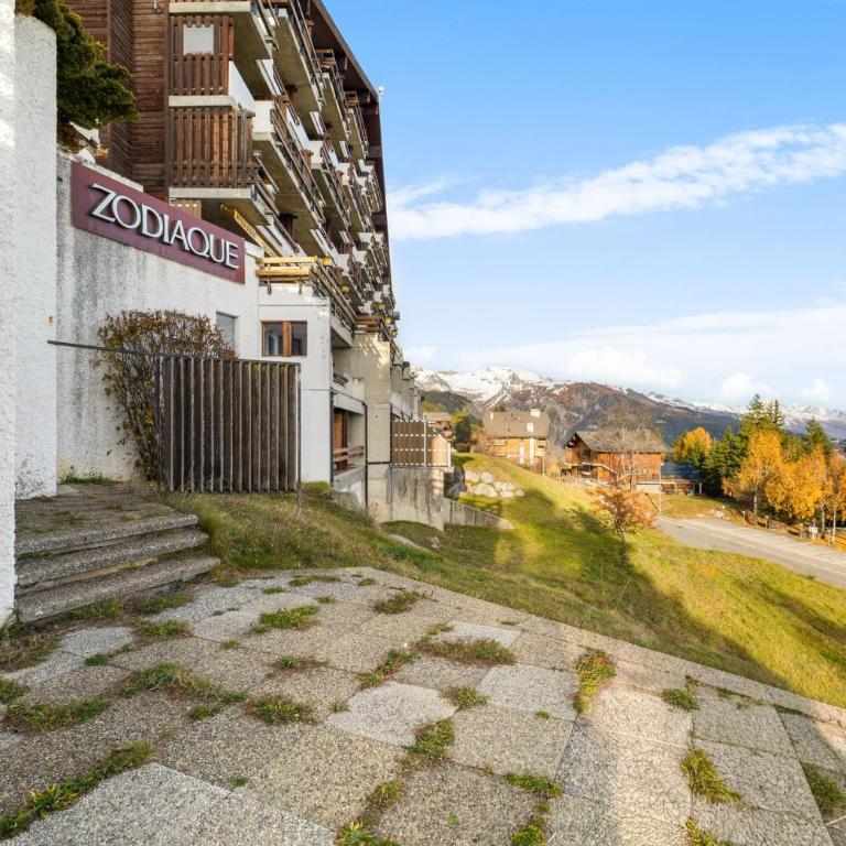 Sagittaire T06 sur la place du village a Anzere avec vue sur les Alpes - Apartment - 48
