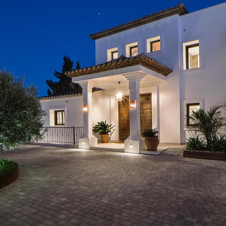 Villa with pool and stunning 180 degrees view - Villa - 2