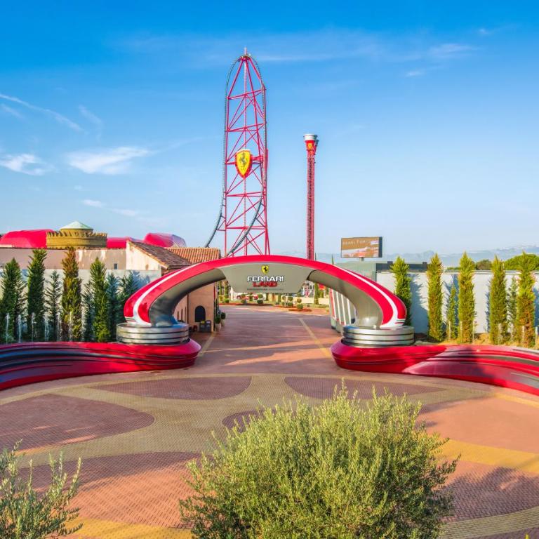 Ponient Pirámide Salou by PortAventura World - Available rates with tickets to PortAventura Park & Ferrari Land - Habitación Estándar con vistas, acceso al parque de atracciones y 1 acceso a Ferrari Land (2 adultos) - 9