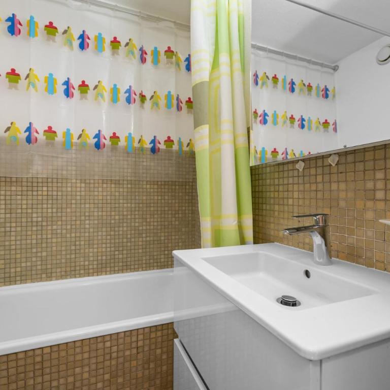 Gemeaux 104 sur la place du village a Anzere - Apartment - 20