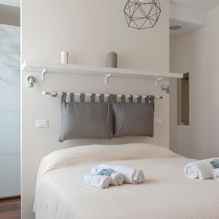 Domio - Elegante oasi con Terrazza - Two-Bedroom Apartment - 24