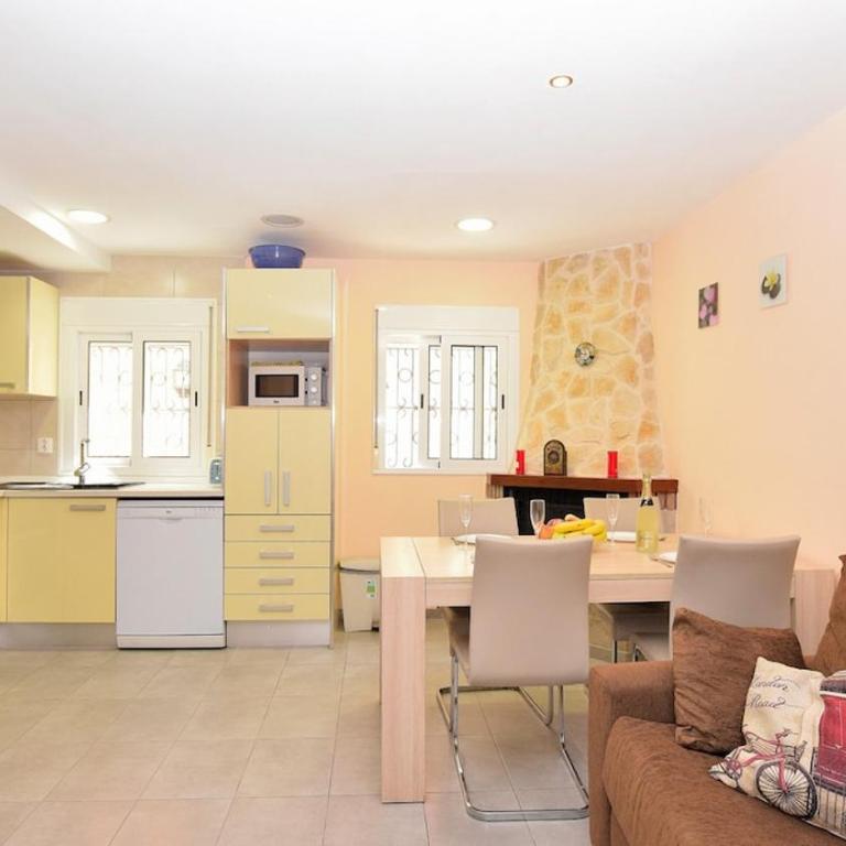 Bonita casa adosada en La Pineda playa - Two-Bedroom House - 4