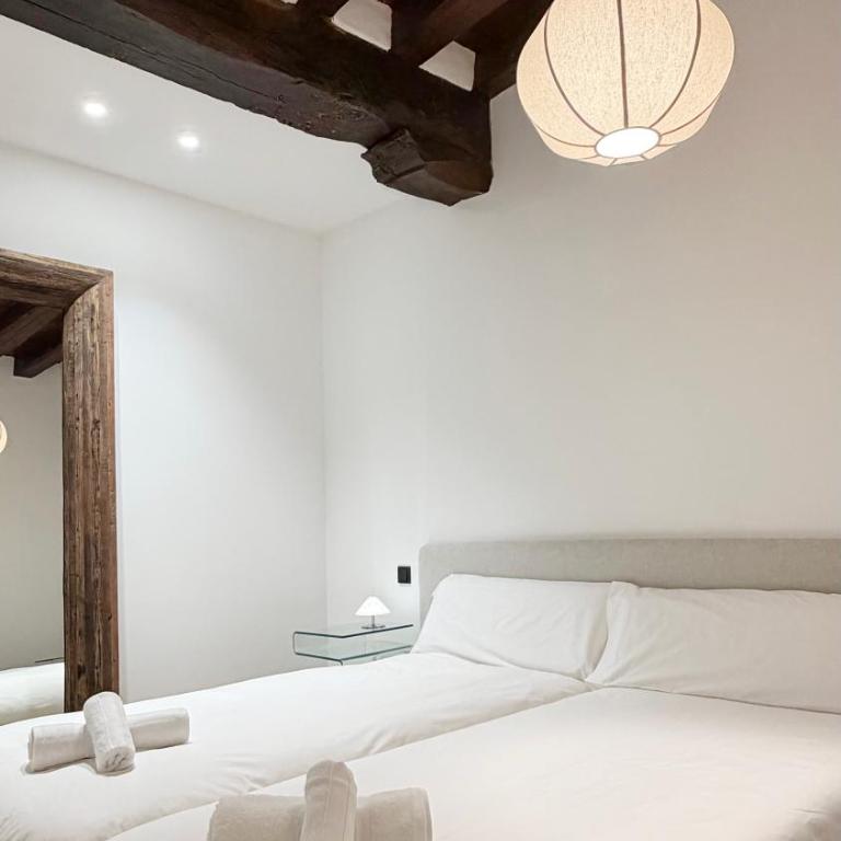 Amplitud, diseño e historia en el Casco Viejo - Three-Bedroom Apartment with Balcony - 9