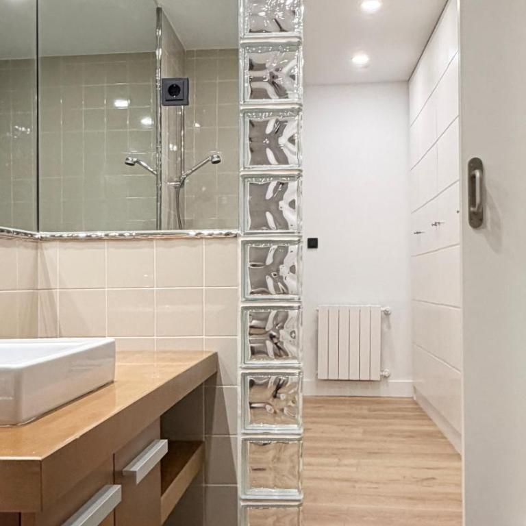 Amplitud, diseño e historia en el Casco Viejo - Three-Bedroom Apartment with Balcony - 26