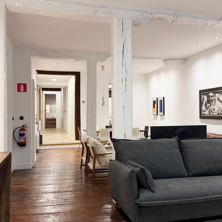 Amplitud, diseño e historia en el Casco Viejo - Three-Bedroom Apartment with Balcony - 6