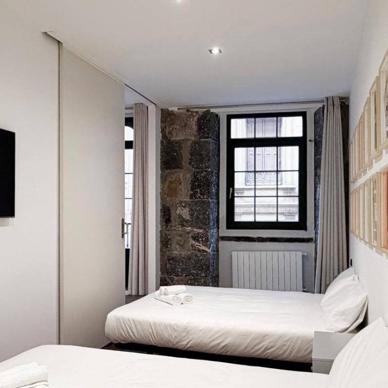 Amplitud, diseño e historia en el Casco Viejo - Three-Bedroom Apartment with Balcony - 23