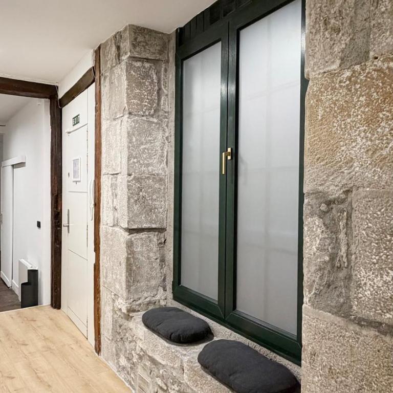 Amplitud, diseño e historia en el Casco Viejo - Three-Bedroom Apartment with Balcony - 39