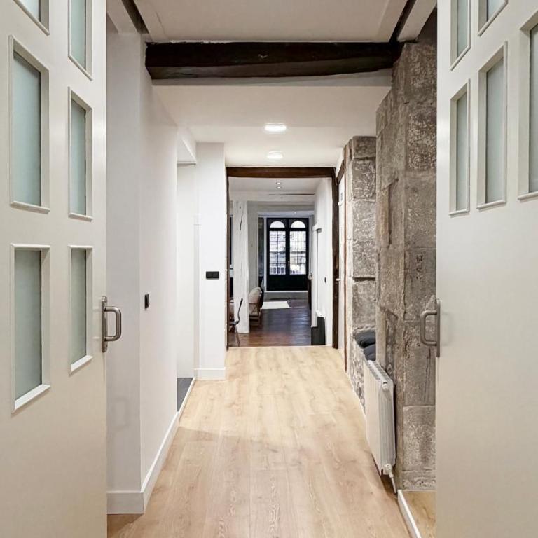 Amplitud, diseño e historia en el Casco Viejo - Three-Bedroom Apartment with Balcony - 38