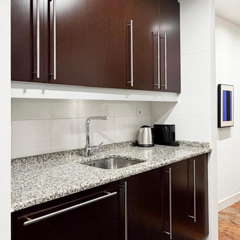 Amplitud, diseño e historia en el Casco Viejo - Three-Bedroom Apartment with Balcony - 20