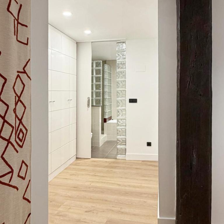 Amplitud, diseño e historia en el Casco Viejo - Three-Bedroom Apartment with Balcony - 35