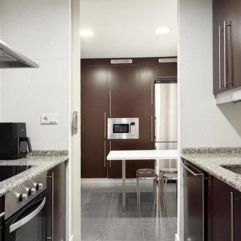 Amplitud, diseño e historia en el Casco Viejo - Three-Bedroom Apartment with Balcony - 4
