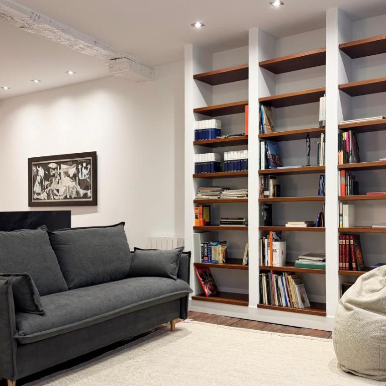 Amplitud, diseño e historia en el Casco Viejo - Three-Bedroom Apartment with Balcony - 2