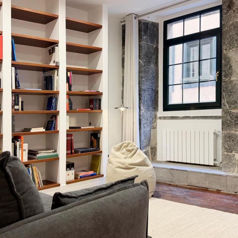 Amplitud, diseño e historia en el Casco Viejo - Three-Bedroom Apartment with Balcony - 16