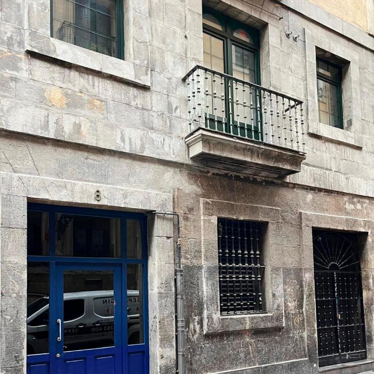 Amplitud, diseño e historia en el Casco Viejo - Three-Bedroom Apartment with Balcony - 40