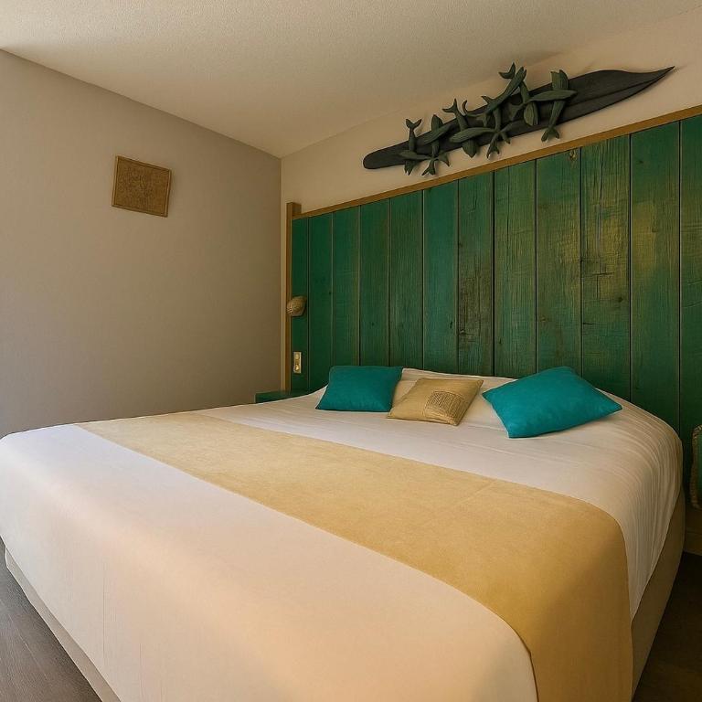 Logis Hôtel Les Grenadines - Grande Chambre Double avec Balcon - 6