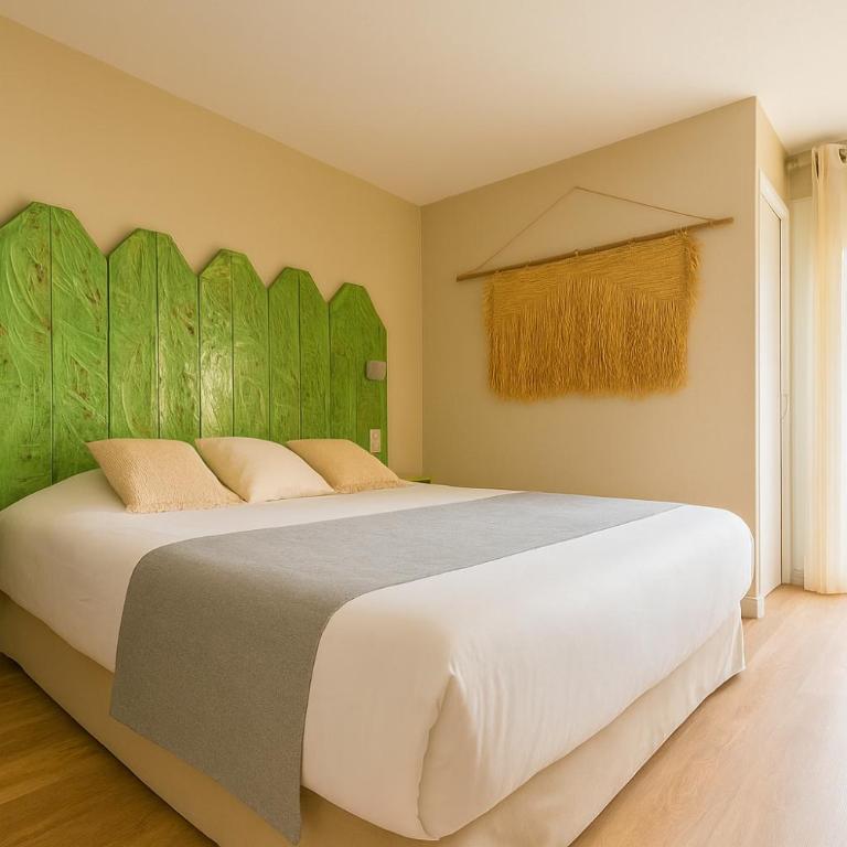 Logis Hôtel Les Grenadines - Grande Chambre Double avec Balcon - 5