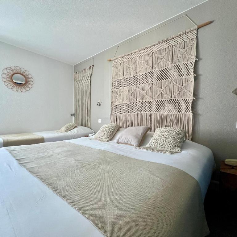 Logis Hôtel Les Grenadines - Chambre Triple (2 Adultes & 1 Enfant) - 1