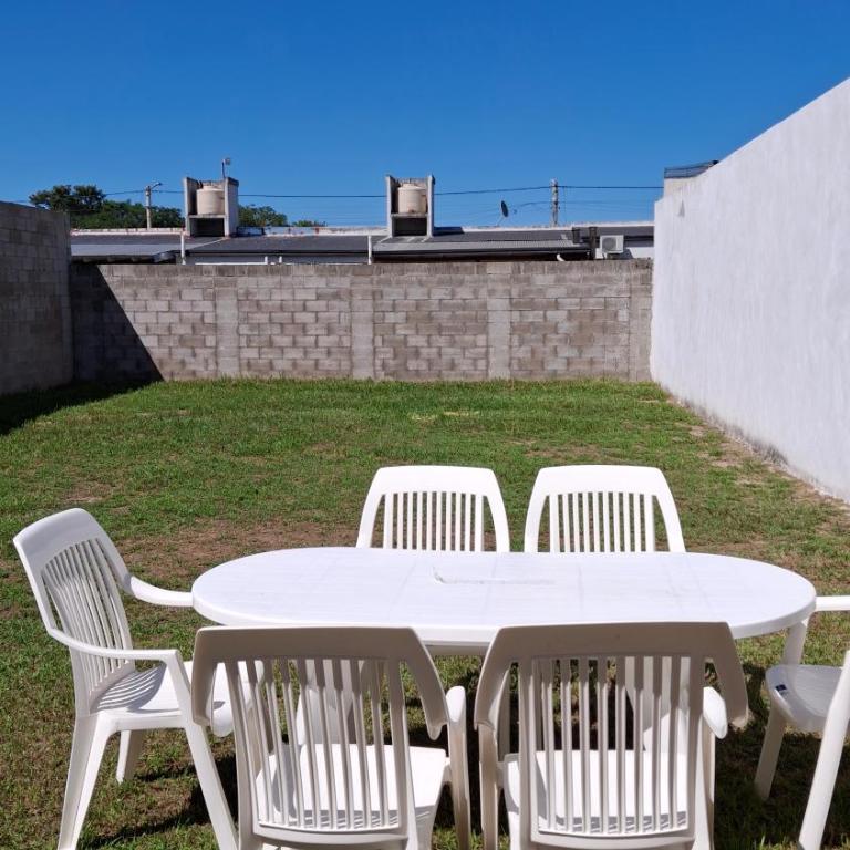 Casa tranquila con amplio patio y parrilla - Two-Bedroom Villa - 6