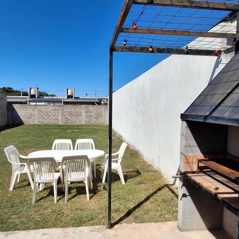 Casa tranquila con amplio patio y parrilla - Two-Bedroom Villa - 7