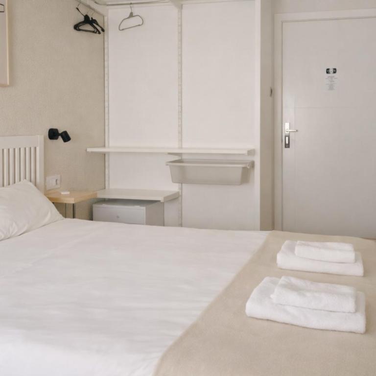 CASA MILA SV19 guesthouse - Double Room with Shared Bathroom - 3