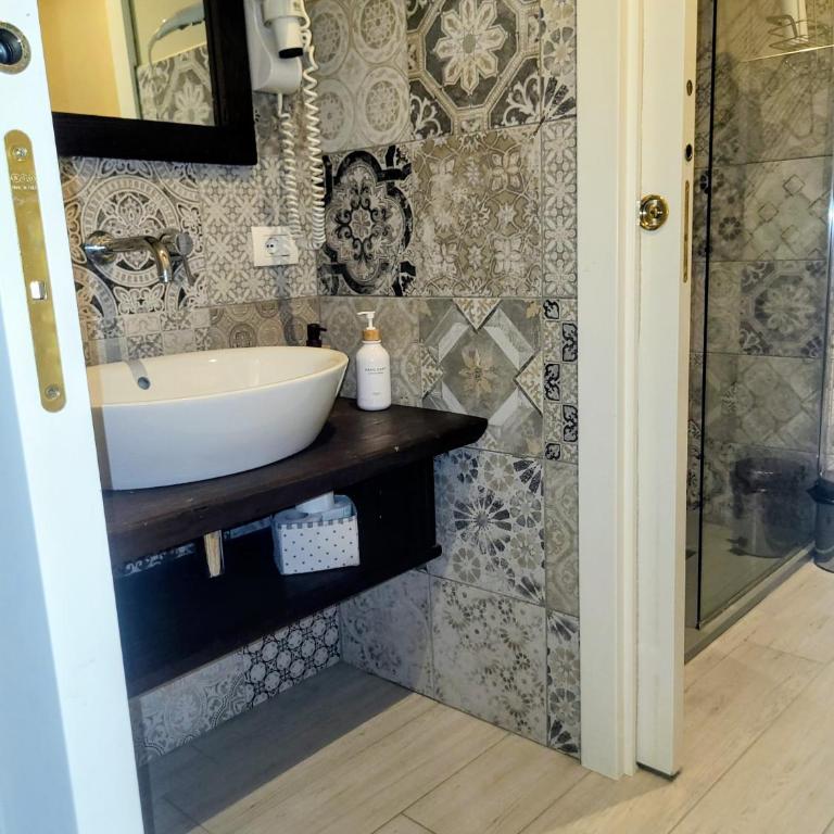Casa D'amore - Family Room with Private Bathroom - 10