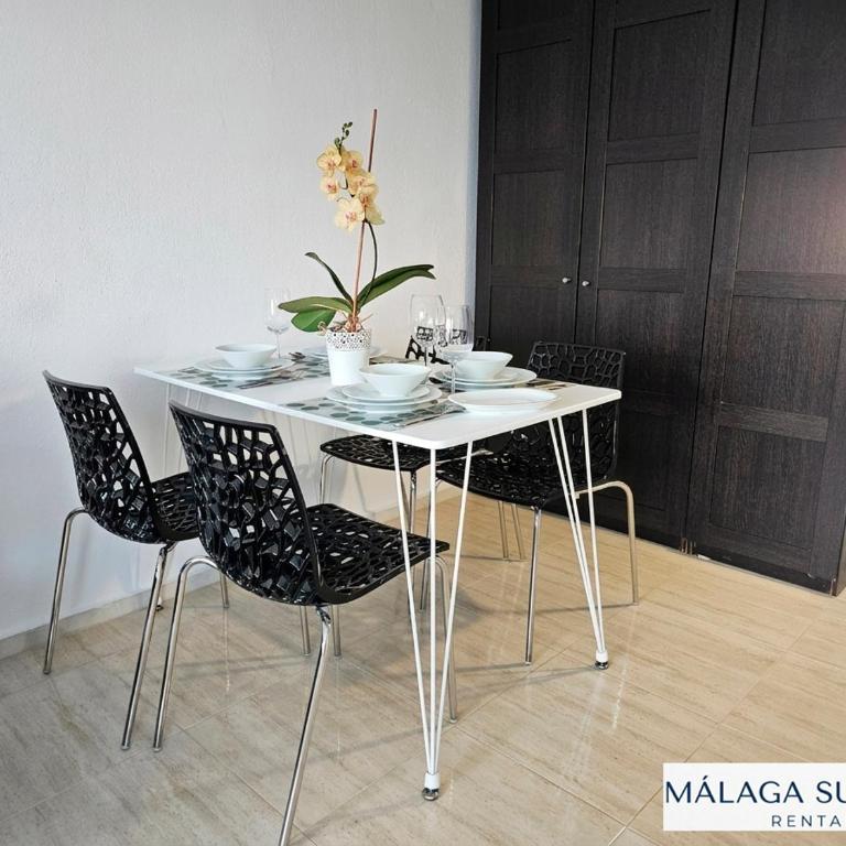 Malaga Sunshine Rentals - Studio Buenavista - 5 Minute Drive to the BEACH - Stunning Sunset - One-Bedroom Apartment - 9