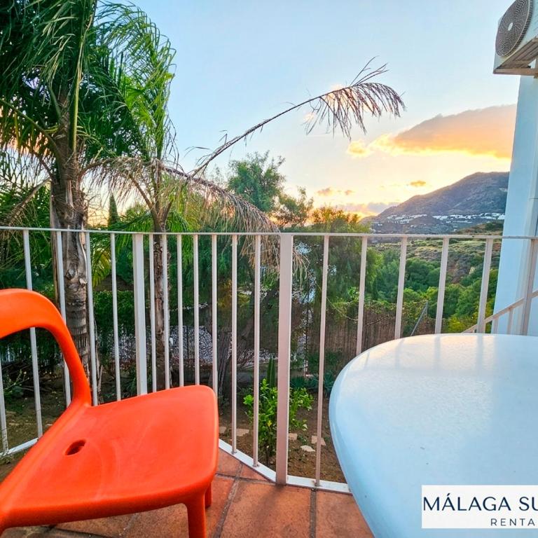 Malaga Sunshine Rentals - Studio Buenavista - 5 Minute Drive to the BEACH - Stunning Sunset - One-Bedroom Apartment - 3