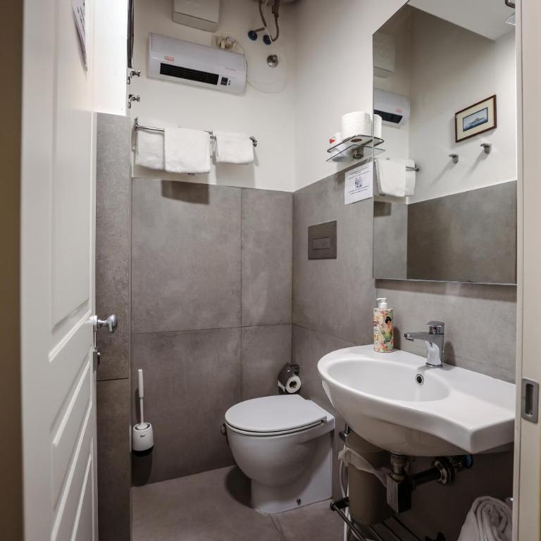 Dimora Megaride - Camera Matrimoniale con Bagno Privato Esterno - 5