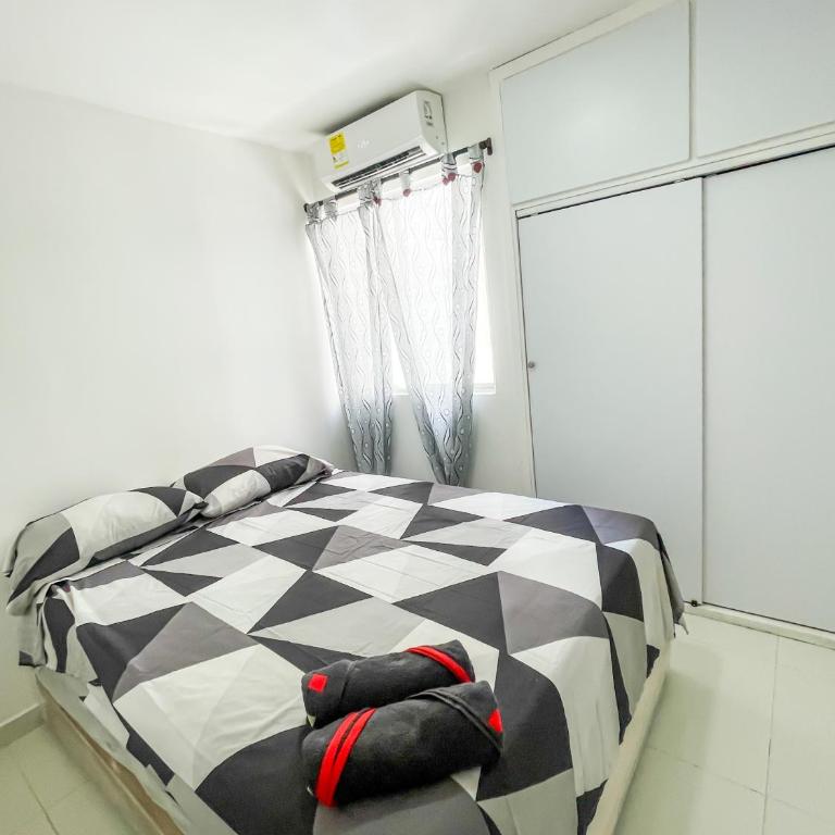 Apto en Cartagena Cerca de Zona Turística y Mar con 3 habitaciones - Three-Bedroom Apartment - 4