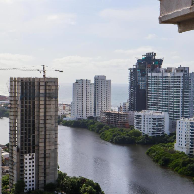 Apto en Cartagena Cerca de Zona Turística y Mar con 3 habitaciones - Three-Bedroom Apartment - 3