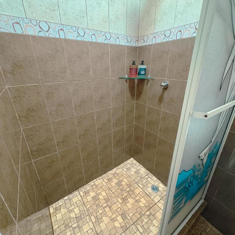 Kicker House - Double Room with Private Bathroom - 1