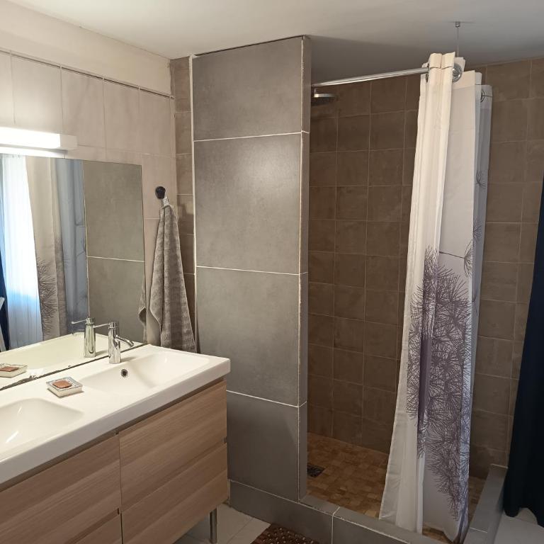 Maison Arelate - Chambre Double - Vue sur Jardin - 11