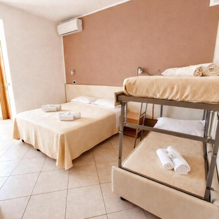 Hotel Favorita Easy Stay B&B - Camera Quadrupla Classic - 4