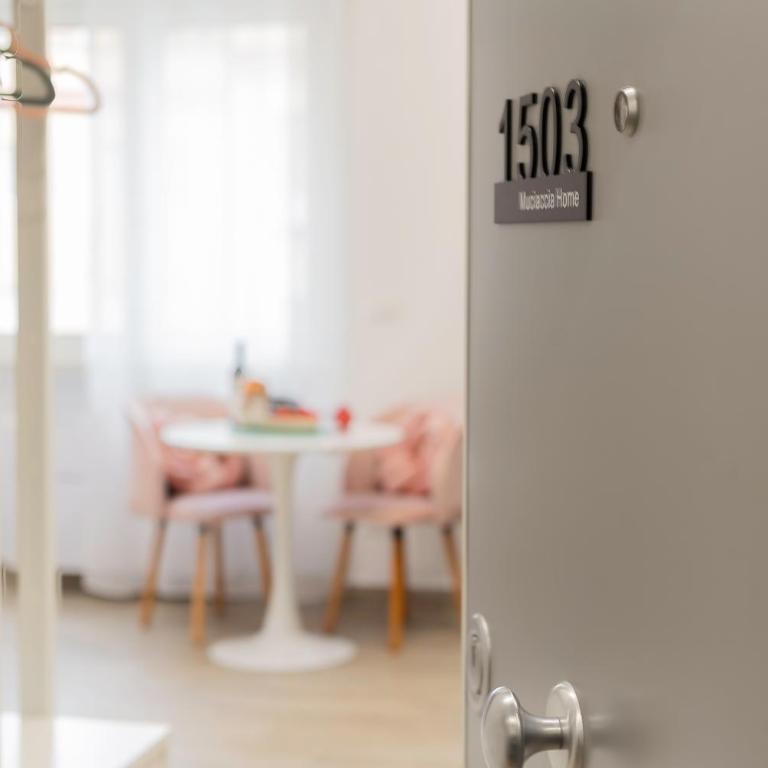 CENTRALE-Nel CUORE di BARI- A 5min dalla STAZIONE-Mucciaccia Design Suite - Appartamento con 1 Camera da Letto - 2