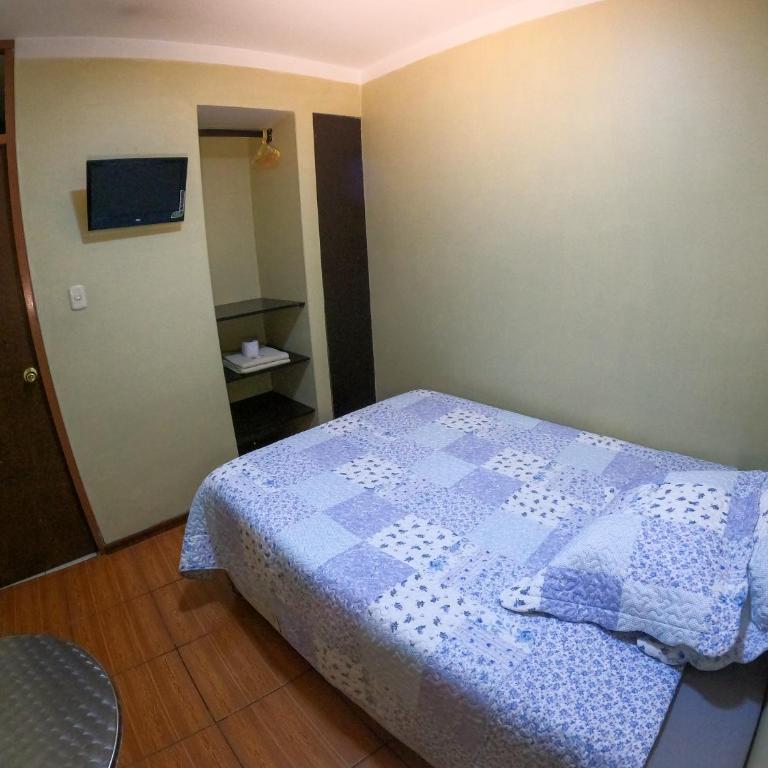 Hostal Aurora a 3 cuadras de la Plaza de Armas - Habitación Individual con baño privado - 5